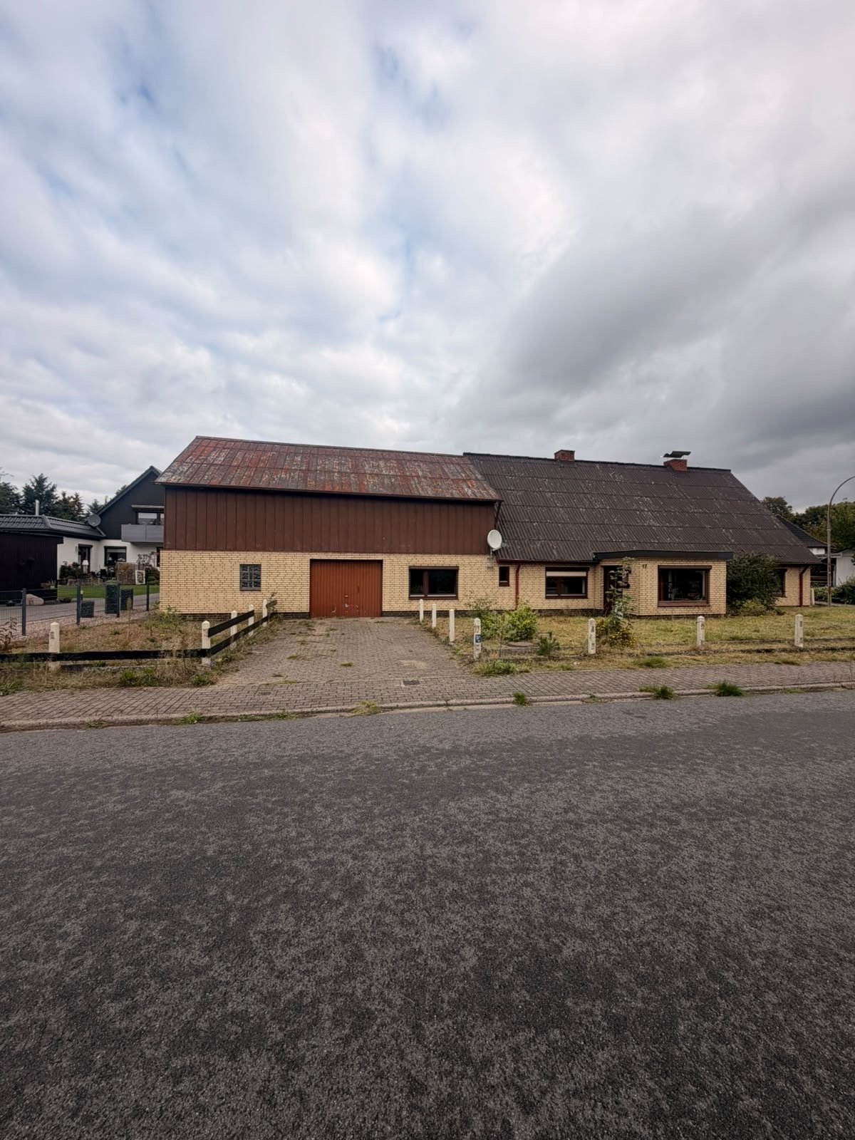 Wohnhaus mit Einliegerwohnung auf großem Grundstück Wohnhaus mit Einliegerwohnung auf großem Grundstück