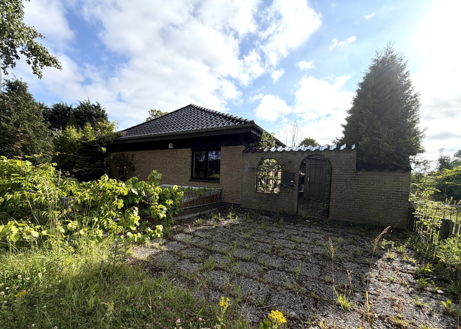 Einfamilienhaus mit Einliegerwohnung und Schwimmbad Einfamilienhaus mit Einliegerwohnung und Schwimmbad